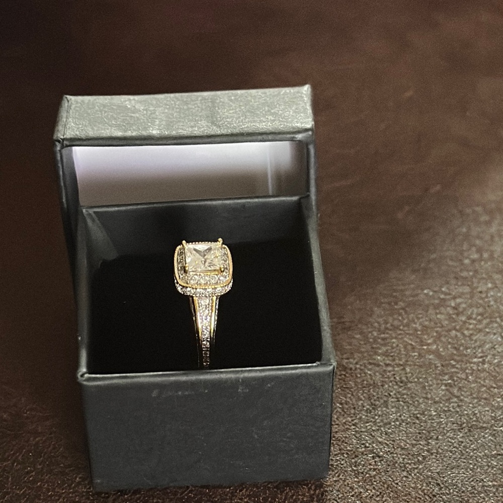 Elegant Gold and Silver Women's Ring - Picture 9 of 9